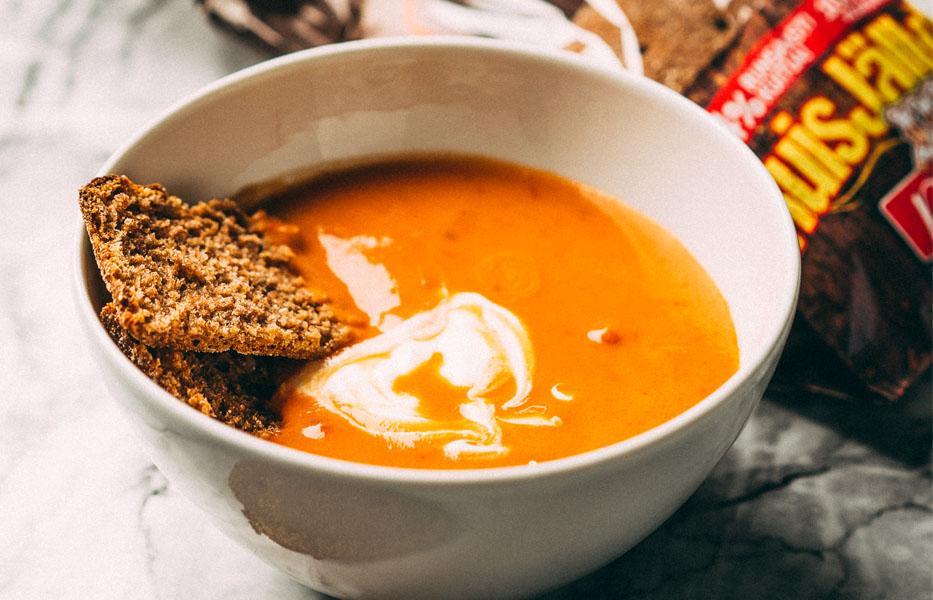 Tuoretomaattikeitto ja ruisjälkkäriä