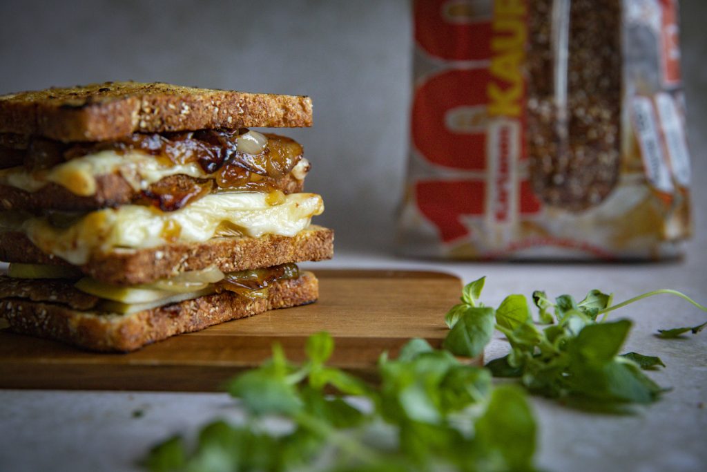 Omena-juustokauraleipä & Hunaja-karamellisoidut sipulit