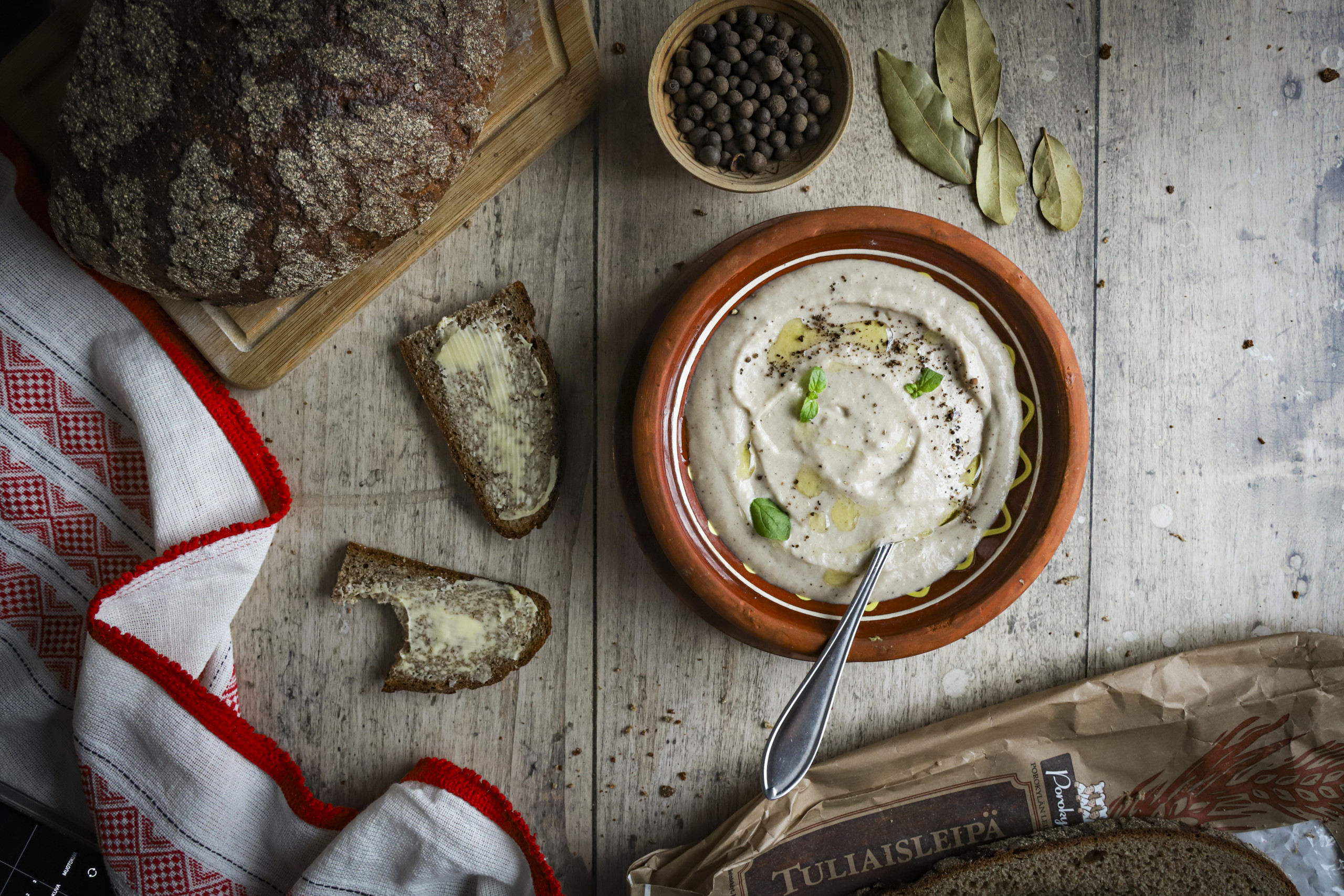 Lempeä palsternakkasosekeitto ja Tuliaisleipä