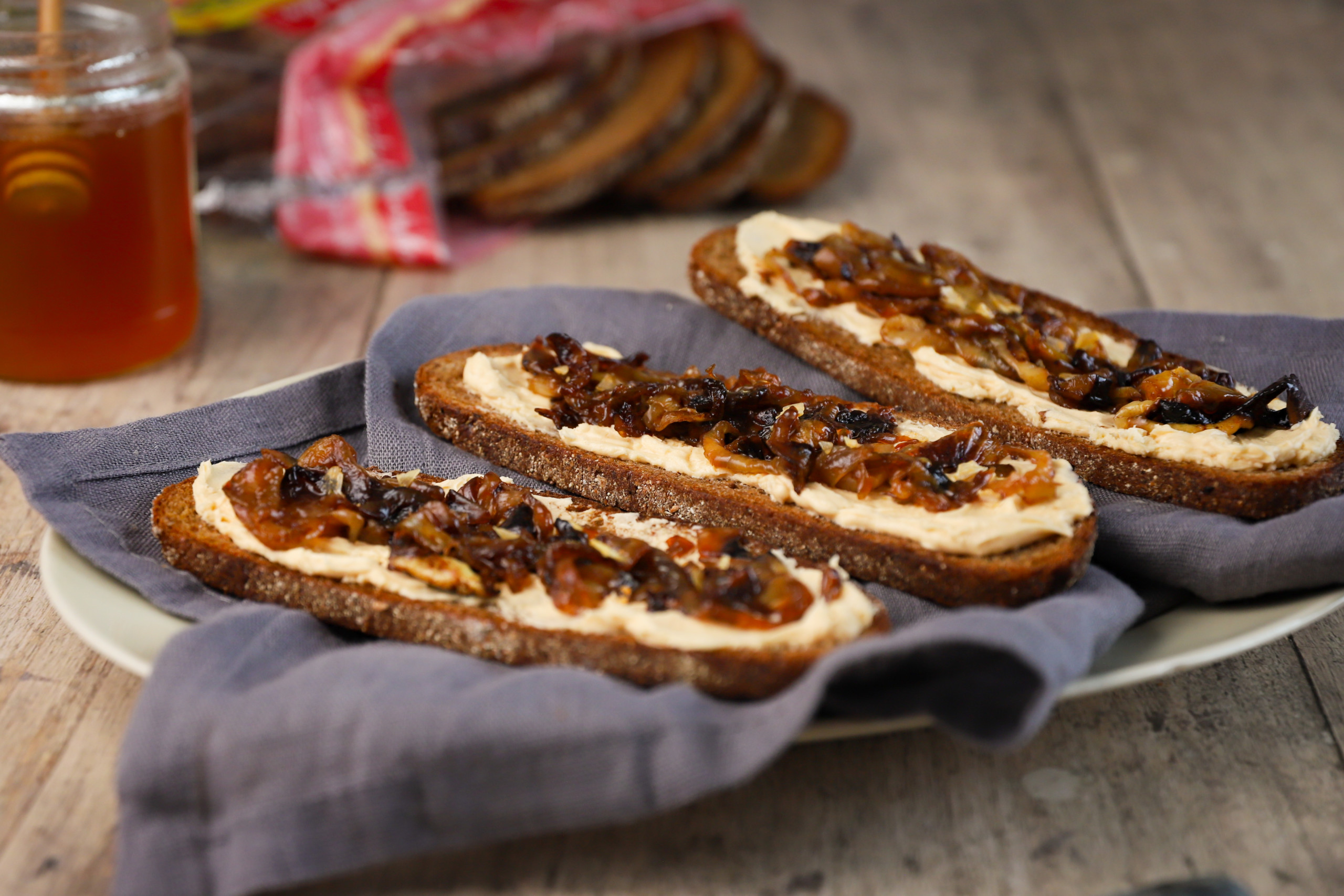 Hunajassa karamellisoidut sipulit ja ruskistettu voivaahto PikkuEvään kanssa