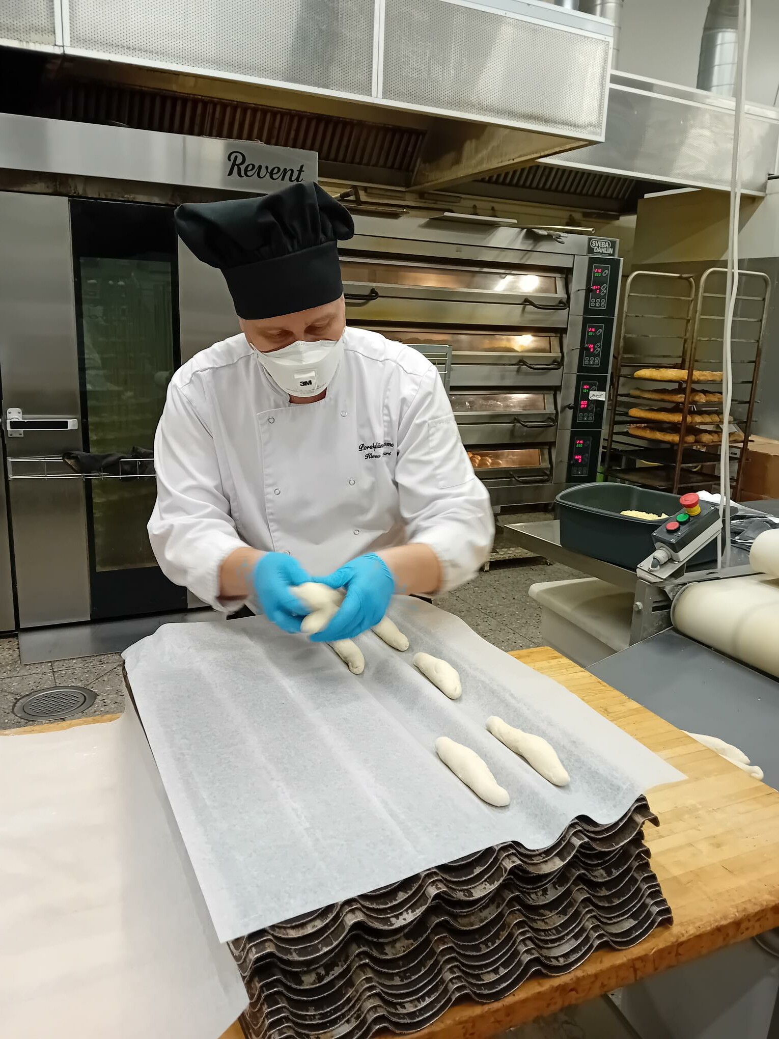 Tiimipäällikkö Kimmo Huotari sämpylöiden parissa.