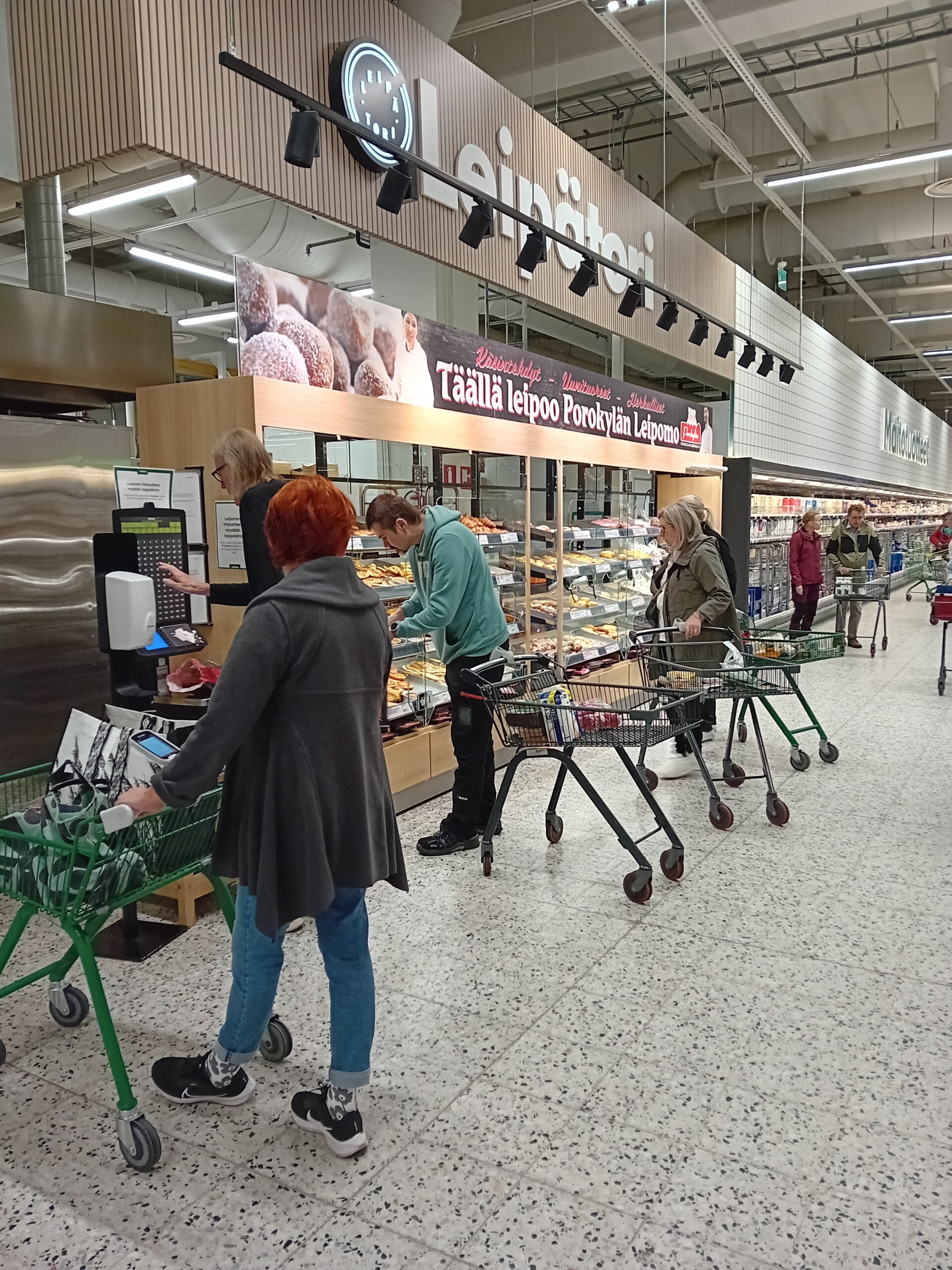 Porokylän Leipomolla on myymäläleipomo Joensuun Prismalla.