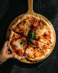 Gluteenittomasta pizzataikinasta leivottu pizza